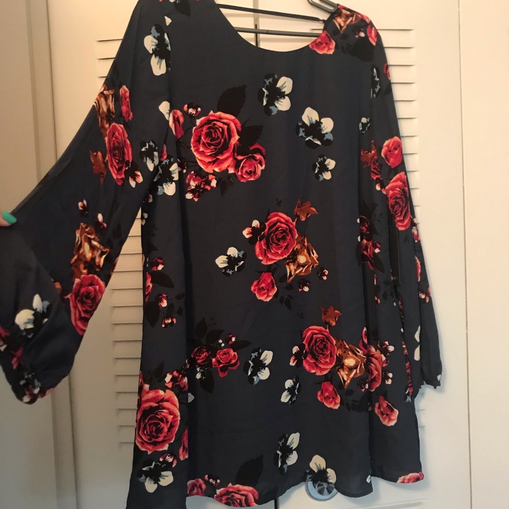 Printed dress with billowy sleeve and v-back